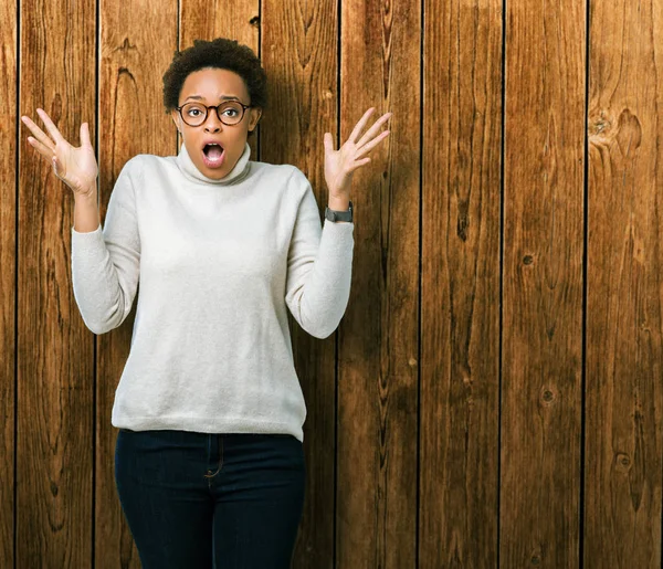 Young Beautiful African American Woman Wearing Glasses Isolated Background Celebrating — Stock Photo, Image