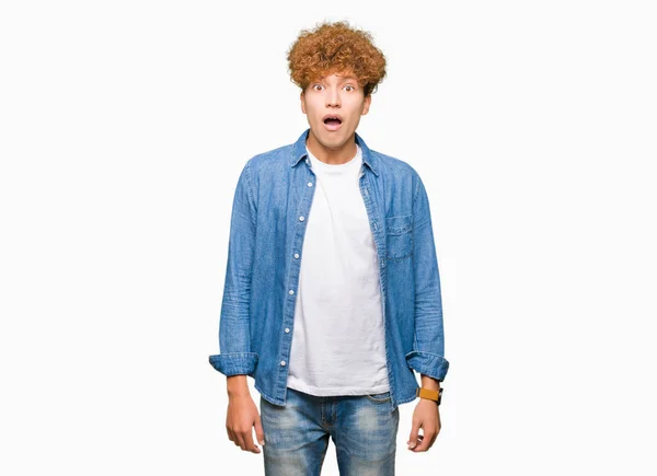 Ung Vacker Man Med Afro Hår Bär Jeansjacka Rädd Och — Stockfoto