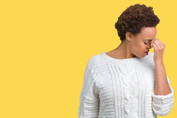 Linda Jovem Afro Americana Vestindo Suéter Sobre Fundo Isolado Cansado — Fotografia de Stock