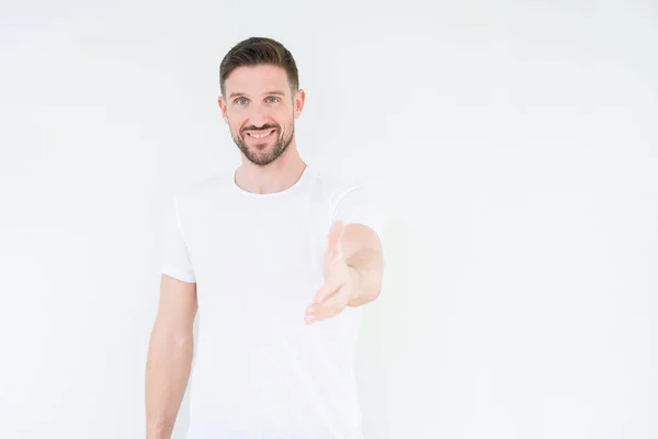 Joven Hombre Guapo Vistiendo Casual Camiseta Blanca Sobre Fondo Aislado —  Fotos de Stock