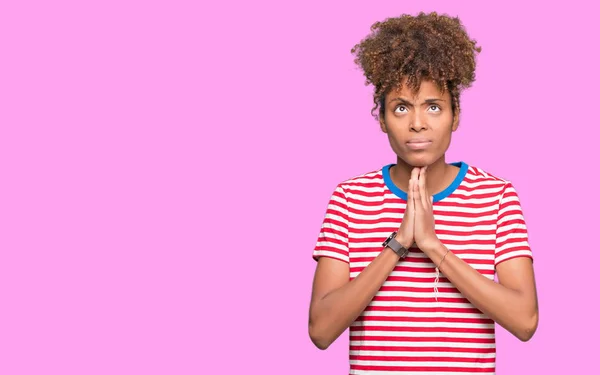 Mooie Jonge Afro Amerikaanse Vrouw Geïsoleerde Achtergrond Bedelen Bidden Met — Stockfoto