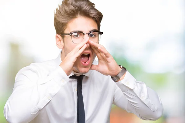 Junger Geschäftsmann Mit Brille Vor Isoliertem Hintergrund Schreit Wütend Laut — Stockfoto