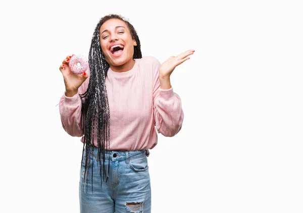 Junge Afrikanisch Amerikanische Mädchen Essen Rosa Donut Vor Isoliertem Hintergrund — Stockfoto