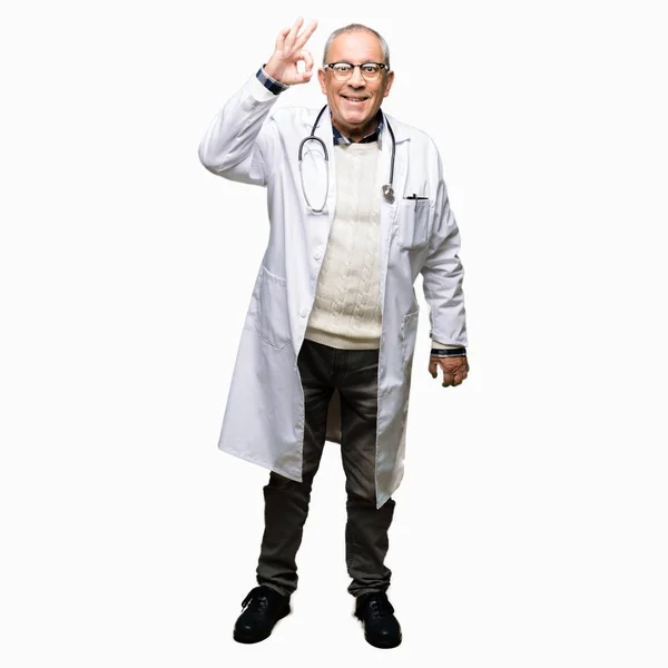 Beau Médecin Senior Homme Portant Manteau Médical Souriant Positif Faire — Photo