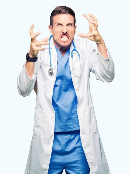 Guapo Doctor Hombre Vistiendo Uniforme Médico Sobre Fondo Aislado Gritando — Foto de Stock