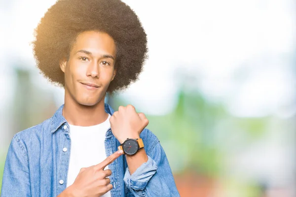 Jonge Afro Amerikaanse Man Met Afro Haar Haast Wijzende Naar — Stockfoto