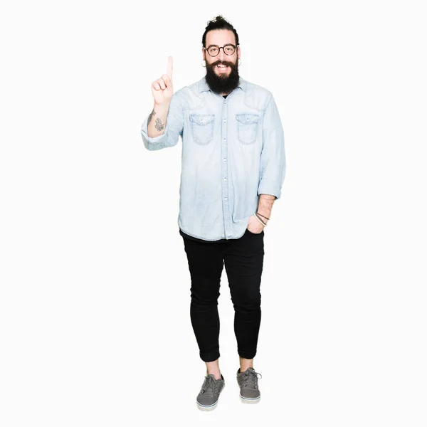 Giovane Hipster Uomo Con Capelli Lunghi Barba Indossando Occhiali Mostrando — Foto Stock