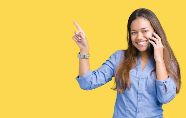 Junge Schöne Brünette Geschäftsfrau Spricht Auf Smartphone Über Isolierten Hintergrund — Stockfoto