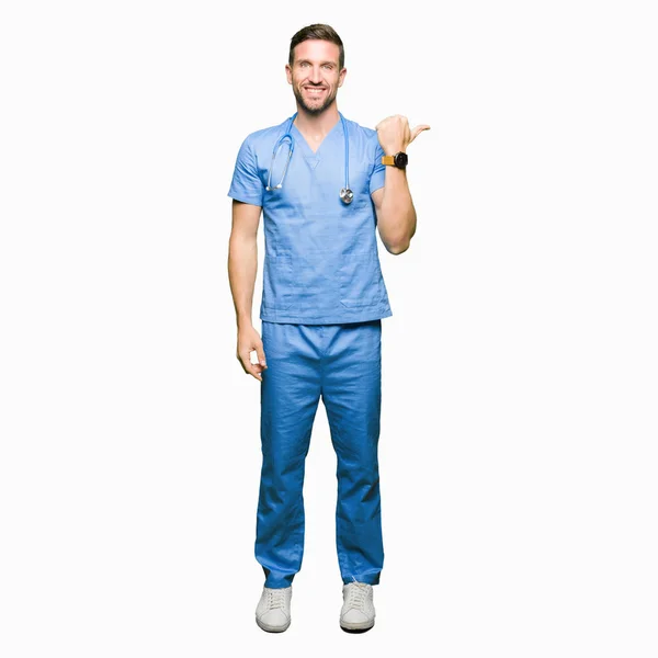 Stilig Läkare Man Bär Medicinsk Uniform Över Isolerade Bakgrund Leende — Stockfoto