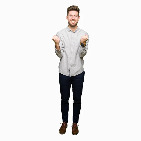 Mladý Pohledný Muž Nosí Ležérní Košile Slaví Překvapen Ohromen Pro — Stock fotografie
