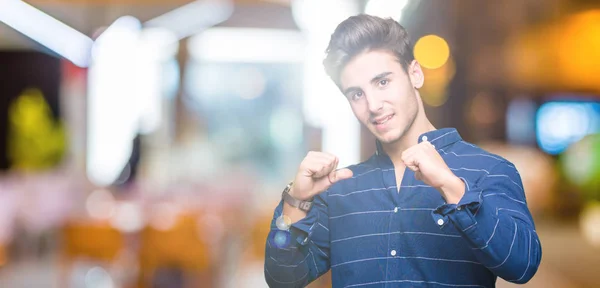 Jovem Homem Bonito Vestindo Camisa Marinha Sobre Fundo Isolado Olhando — Fotografia de Stock