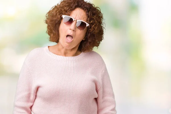 Schöne Seniorin Mittleren Alters Mit Rosa Pullover Und Sonnenbrille Vor — Stockfoto