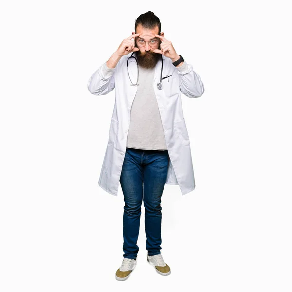 Young Blond Doctor Man Beard Wearing Medical Coat Trying Open — Stock Photo, Image