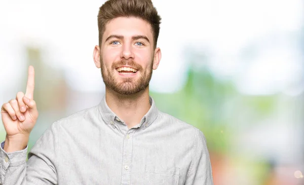 Homem Bonito Jovem Vestindo Camisa Casual Apontando Dedo Para Cima — Fotografia de Stock