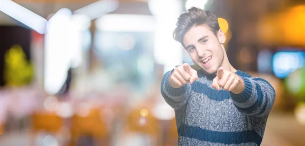 Zole Genç Yakışıklı Adam Arka Plan Size Işaret Parmaklar Kamerayla — Stok fotoğraf