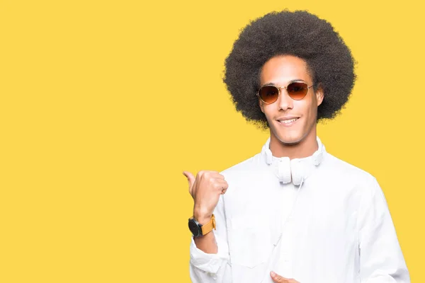 Jovem Americano Africano Com Cabelo Afro Usando Óculos Sol Fones — Fotografia de Stock