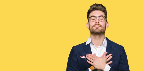 Joven Hombre Negocios Guapo Con Gafas Sonriendo Con Las Manos —  Fotos de Stock