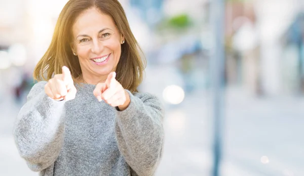 Schöne Frau Mittleren Alters Trägt Winterpullover Über Isoliertem Hintergrund Und — Stockfoto