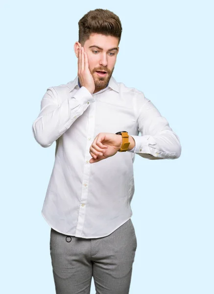 Giovane Uomo Affari Bello Guardando Tempo Orologio Preoccupato Paura Arrivare — Foto Stock