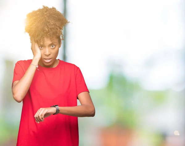 Linda Jovem Afro Americana Sobre Fundo Isolado Olhando Para Relógio — Fotografia de Stock