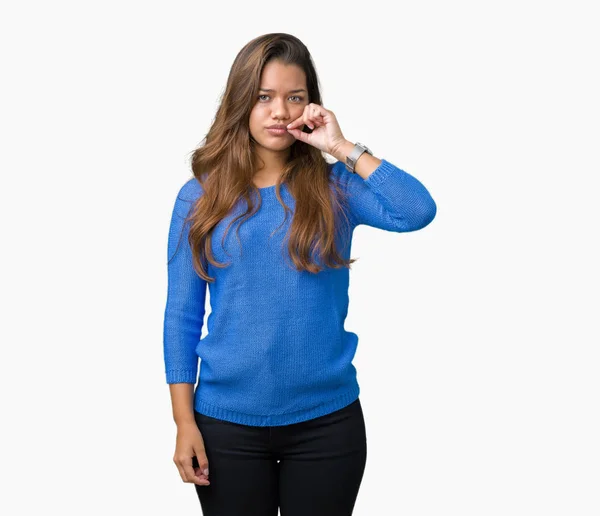 Ung Vacker Brunett Kvinna Klädd Blå Tröja Över Isolerade Bakgrund — Stockfoto