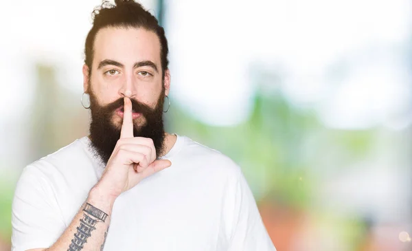 Homem Jovem Hipster Com Cabelos Longos Barba Vestindo Camiseta Branca — Fotografia de Stock