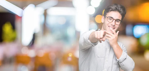 Joven Hombre Guapo Con Gafas Sobre Fondo Aislado Riéndose Señalando — Foto de Stock