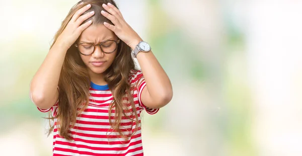 Młoda Piękna Kobieta Brunetka Sobie Okulary Paski Shirt Białym Tle — Zdjęcie stockowe