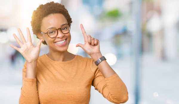 Unga Vackra Afroamerikanska Kvinnan Bär Glasögon Över Isolerade Bakgrund Visar — Stockfoto