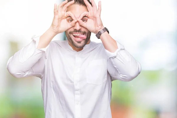 Jonge Zakenman Geïsoleerde Achtergrond Doen Gebaar Als Verrekijker Steken Tong — Stockfoto