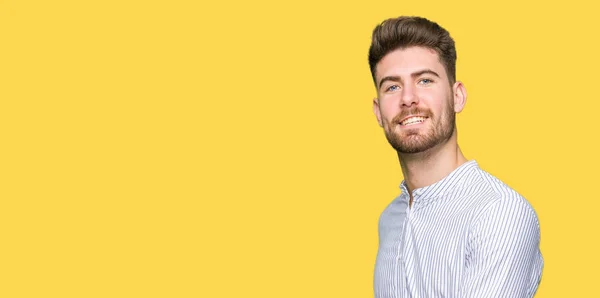 Jovem Homem Bonito Convidando Para Entrar Sorrindo Natural Com Mão — Fotografia de Stock