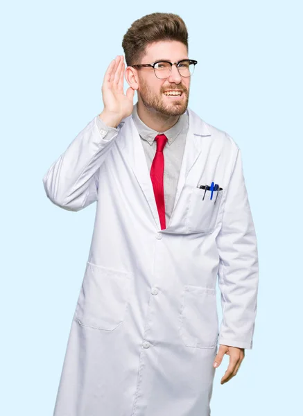 年轻英俊的科学家男子戴着眼镜微笑着用手耳朵听谣言或流言蜚语 耳聋概念 — 图库照片