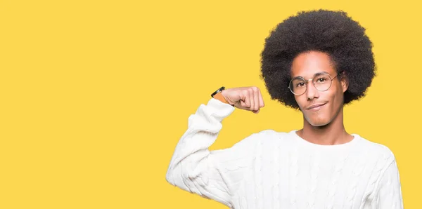 Hombre Afroamericano Joven Con Pelo Afro Usando Gafas Persona Fuerte — Foto de Stock