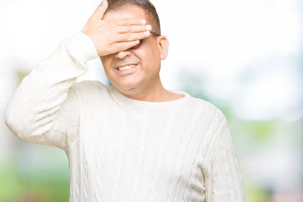 中年阿拉伯男子戴眼镜在孤立的背景微笑和笑着用手覆盖眼睛惊喜 盲目的概念 — 图库照片