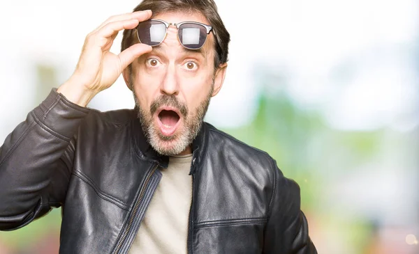 Homem Bonito Meia Idade Usando Óculos Sol Jaqueta Couro Preto — Fotografia de Stock