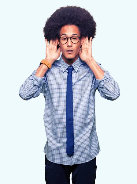 Joven Hombre Negocios Afroamericano Con Pelo Afro Usando Gafas Tratando —  Fotos de Stock