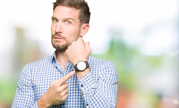 Pohledný Obchodní Muž Modrýma Očima Spěchu Ukazující Sledovat Čas Netrpělivost — Stock fotografie