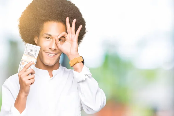 Joven Hombre Afroamericano Con Pelo Afro Sosteniendo Montón Dólares Con —  Fotos de Stock