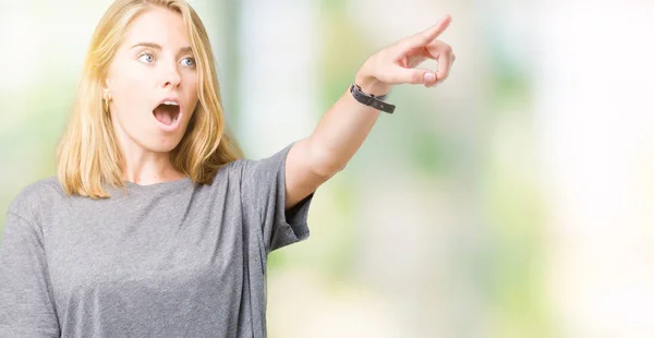 Schöne Junge Frau Übergroßen Lässigen Shirt Über Isoliertem Hintergrund Zeigt — Stockfoto