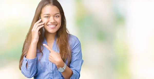 Jonge Mooie Brunette Zakenvrouw Praten Smartphone Geïsoleerde Achtergrond Erg Blij — Stockfoto