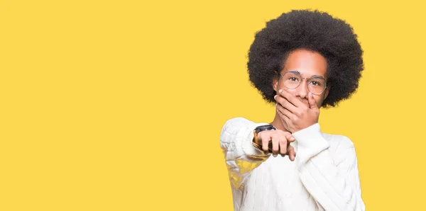 Afro Amerikai Fiatalember Afro Haj Viselt Szemüveg Nevetve Mutatva Fényképezőgép — Stock Fotó