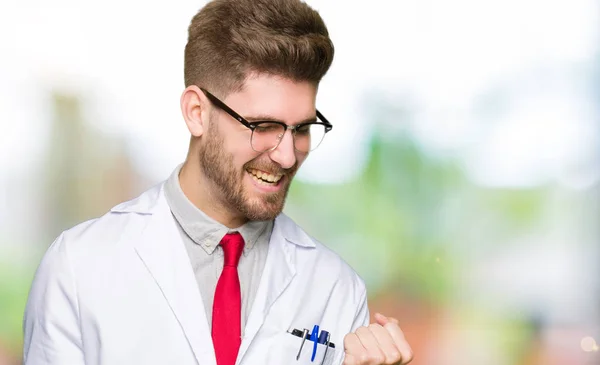 Jovem Bonito Cientista Homem Usando Óculos Muito Feliz Animado Fazendo — Fotografia de Stock