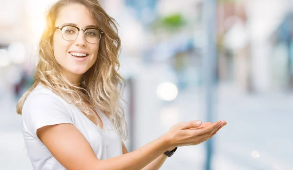 Vacker Ung Blond Kvinna Bär Glasögon Över Isolerade Bakgrund Pekar — Stockfoto