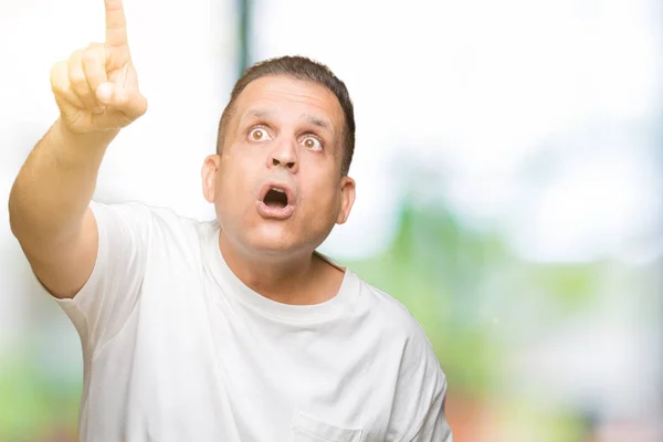 Media Edad Árabe Hombre Wearig Camiseta Blanca Sobre Fondo Aislado —  Fotos de Stock