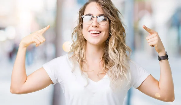 Vacker Ung Blond Kvinna Bär Glasögon Över Isolerade Bakgrund Leende — Stockfoto