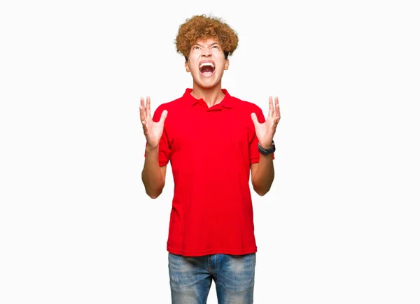 Homem Bonito Jovem Com Cabelo Afro Vestindo Camiseta Vermelha Louco — Fotografia de Stock