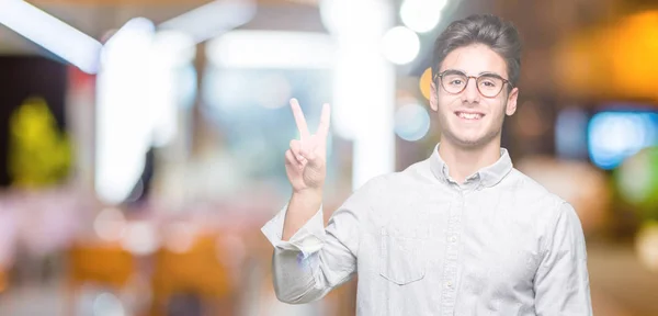 Joven Hombre Guapo Con Gafas Sobre Fondo Aislado Sonriendo Con — Foto de Stock