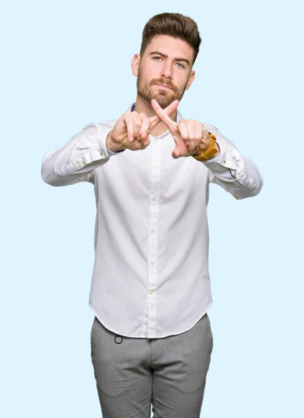 Genç Yakışıklı Adamı Ret Ifade Geçiş Parmakları Eksi Işareti Yapıyor — Stok fotoğraf
