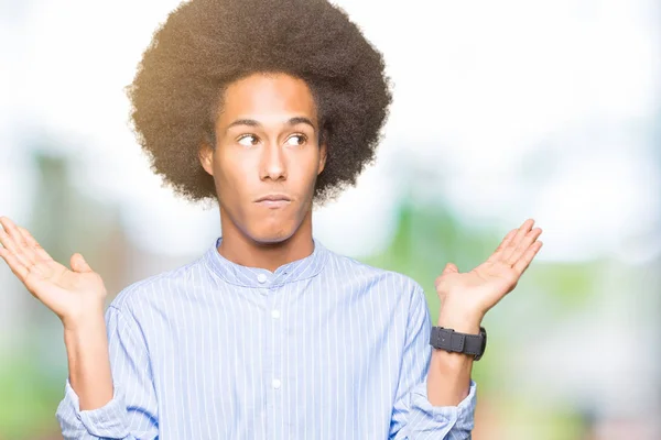 Mladý Američan Afričana Muž Afro Vlasy Bezradný Zmateným Výrazem Zbraněmi — Stock fotografie