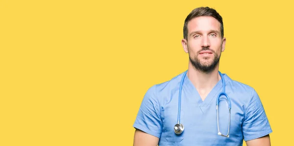 Bonito Médico Homem Vestindo Uniforme Médico Sobre Fundo Isolado Mãos — Fotografia de Stock